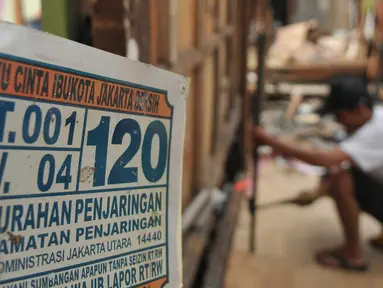  Warga saat merapikan material bangunan yang rusak di kawasan Pasar Ikan Luar Batang, Penjaringan, Jakarta Utara, Minggu (10/4). Warga membongkar tempat tinggalnya jelang penggusuran yang akan dilaksanakan pada 11 April 2016. (Liputan6.com/Gempur M Surya)
