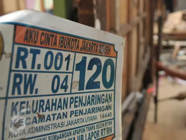  Warga saat merapikan material bangunan yang rusak di kawasan Pasar Ikan Luar Batang, Penjaringan, Jakarta Utara, Minggu (10/4). Warga membongkar tempat tinggalnya jelang penggusuran yang akan dilaksanakan pada 11 April 2016. (Liputan6.com/Gempur M Surya)