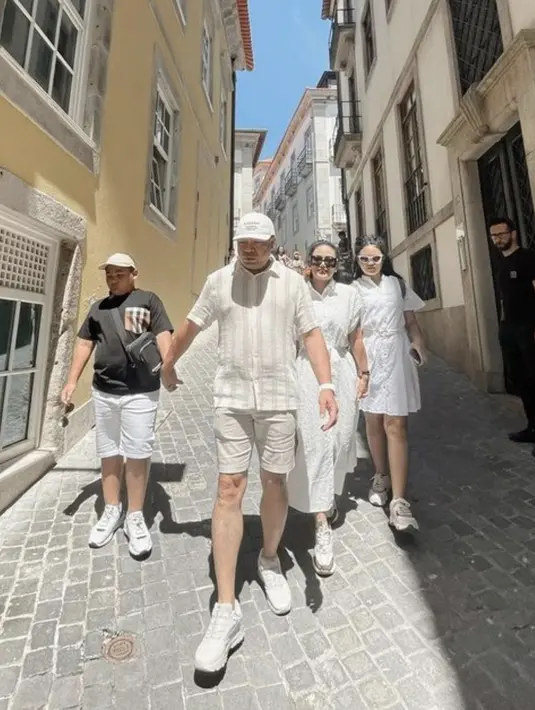 Ia mengenakan dress musim panas bergaya kasual. Aksen serut pada bagian pinggang menampilkan kesempurnaan siluet yang nyata. [Foto: Instagram/ Krisdayanti]