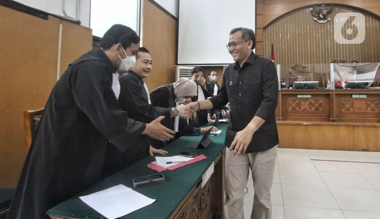 Terdakwa Agus Nurpatria bersalaman dengan kuasa hukunya usai menjalani sidang vonis di Pegadilan Negeri Jakarta Selatan (PN Jaksel), Senin (27/2/2023). Majelis Hakim PN Jaksel menjatuhkan putusan terhadap terdakwa Agus Nurpatria atas kasus obstruction of justice perkara kematian Nofriansyah Yosua Hutabarat alias Brigadir J dengan vonis kurungan penjara selama 2 tahun. (Liputan6.com/Angga Yuniar)