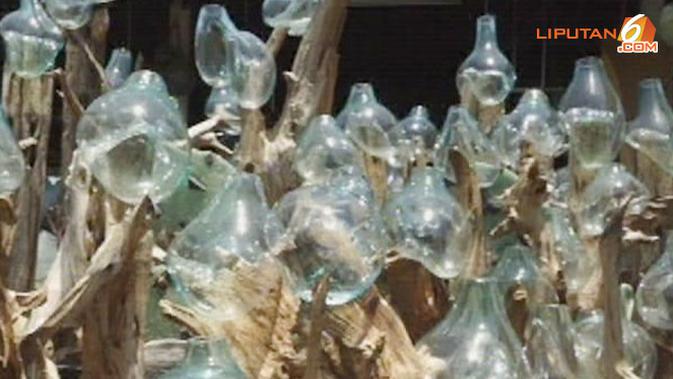 Video Apiknya Kerajinan Limbah Kaca Dan Kayu Ala Komang News Liputan6 Com