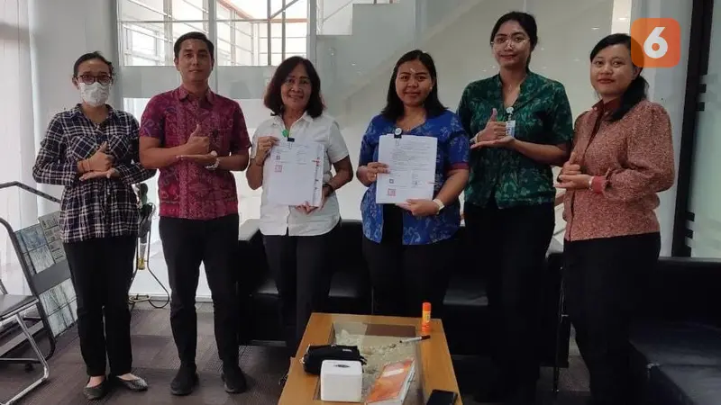 Dina Hardiningsih (tiga dari kiri) memperlihatkan nota Perjanjian Kerja Sama (PKS) usai penandatanganan di Kantor BPJS Denpasar