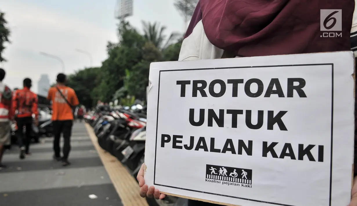 Koalisi Pejalan Kaki saat aksi Tamasya Trotoar Kita di jalur pedestrian GBK, Jakarta (9/12). Mereka menuntut pemerintah, terutama penyelenggara ajang olahraga GBK untuk menyediakan fasilitas kantong parkir. (Merdeka.com/Iqbal S. Nugroho)