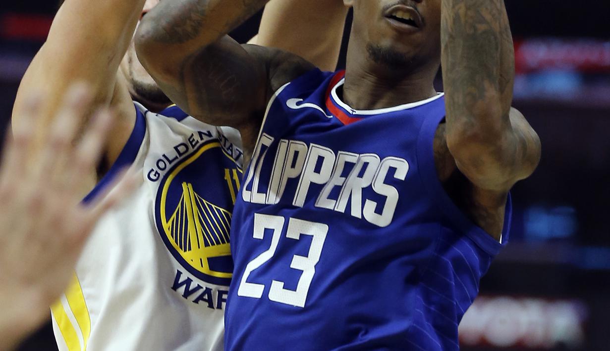 Aksi pemain Golden State Warriors, Klay Thompson (kiri) saat menghalangi gerakan pemain  Clippers, Lou Williams pada laga NBA basketball game di Staples Center, Los Angeles, (6/1/2018). Warriors 121-105. (AP/Alex Gallardo)