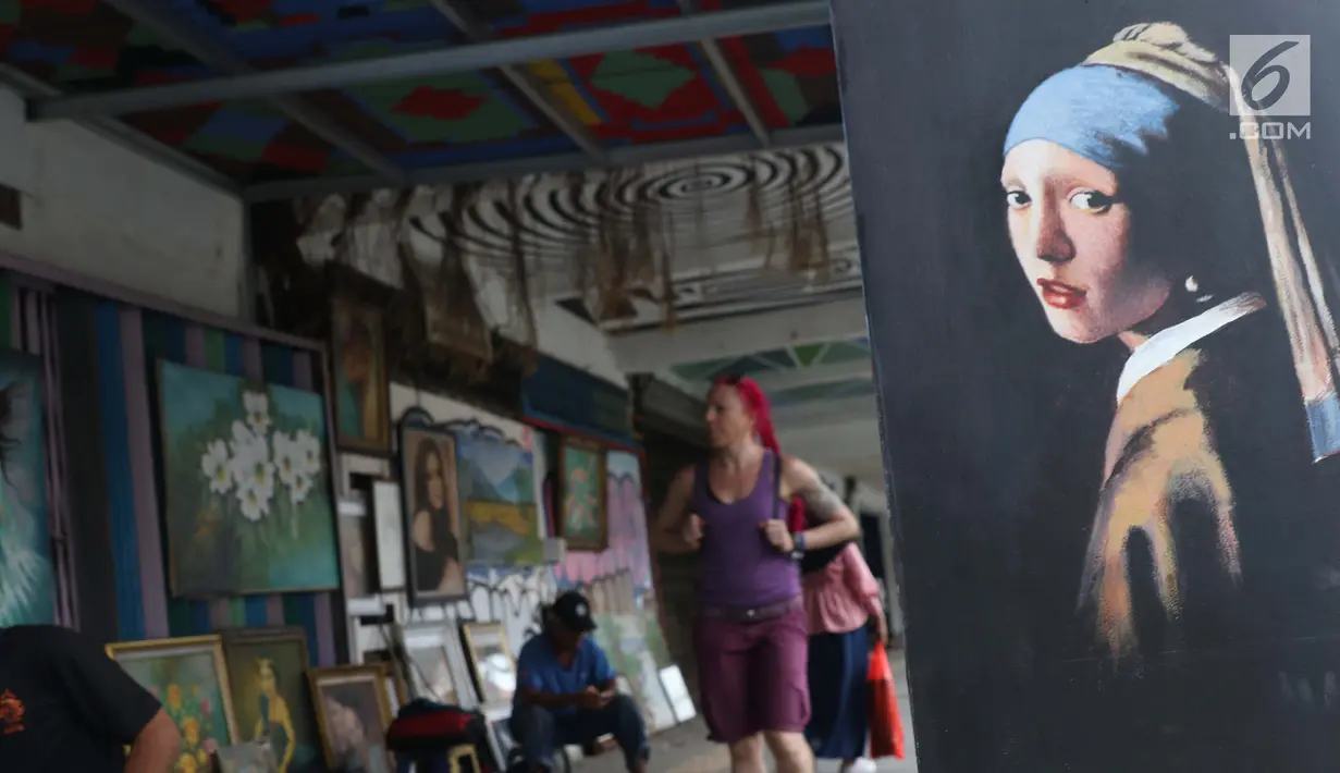 Wisatawan melintasi trotoar jalan Pintu Besar Selatan Kawasan Kota Tua Jakarta, Rabu (23/1). Sejak diluncurkan Oktober tahun lalu, Street Gallery Art diharapkan bisa meningkatkan jumlah wisatawan ke Kota Tua Jakarta. (Liputan6.com/Helmi Fithriansyah)