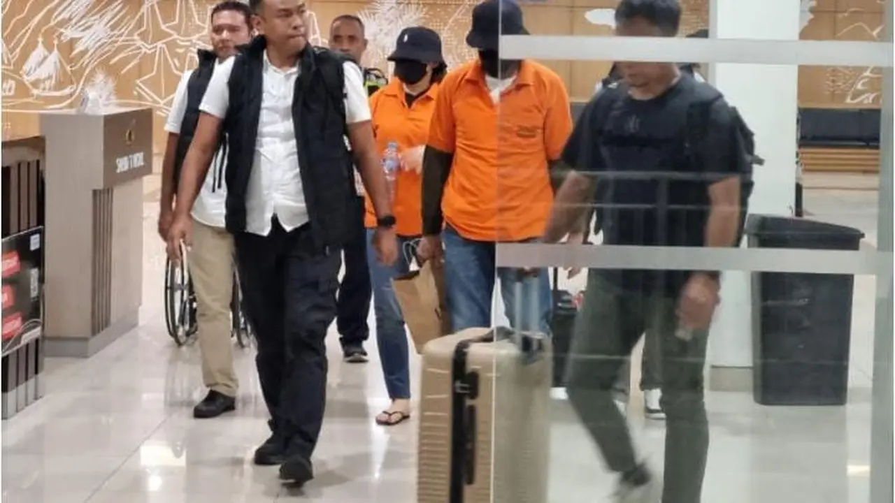 Pasutri pelaku TPPO saat tiba di bandara El Tari Kupang (Liputan6.com/Ola Keda)