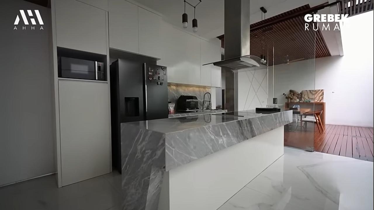 Disebut Berhantu, 3 Potret Dapur Raditya Dika Dekat Taman - Simple Elegan dengan Island Nuansa Abu-abu