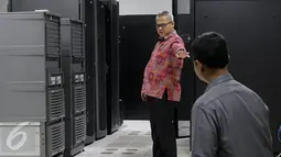 Ketua KPU Arief Budiman mengecek Bank Data Komisi Pemilihan Umum di Jakarta, Senin (15/5). Tak kurang dari 150 negara terkena dampak ransomware yang mengunci sistem komputer ini, termasuk Indonesia. (Liputan6.com/Johan Tallo)