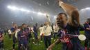 Pemain PSG, Kylian Mbappe (kanna) merayakan gelar juara Coupe De France 2023/2024 setelah mengalahkan Olympique Lyon dengan skor 2-1 pada babak final di Stade Pierre-Mauroy, Villeneuve-d'Ascq, Prancis, Minggu (26/05/2024) WIB. (AP Photo/Michel Euler)