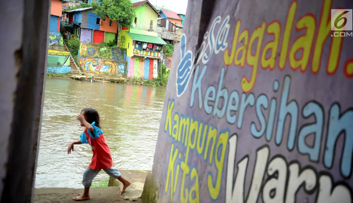 Anak-anak bergembira bermain di Kampung Warna Warni Lubuklinggau, Sumatera Selatan, Rabu (10/1). Kampung yang sebelumnya dikenal kampung kriminal itu kini berubah jadi lokasi wisata. (Liputan6.com/Immanuel Antonius)