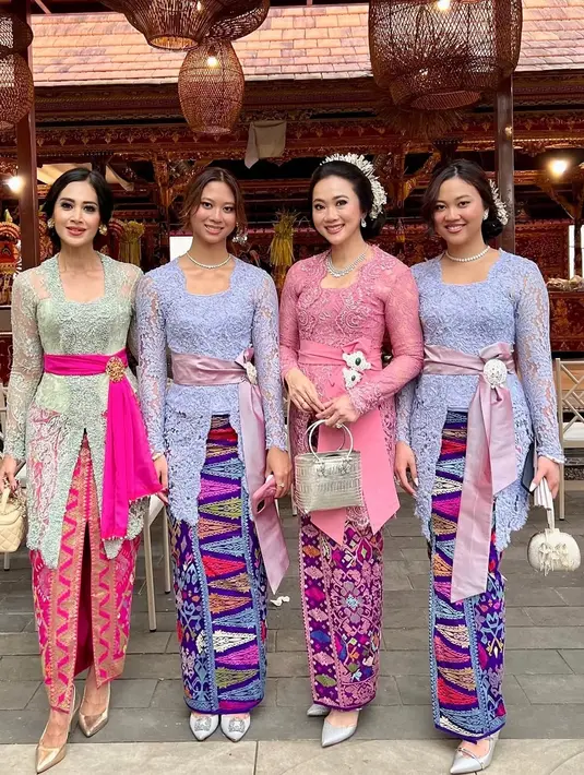 Potongan kebaya yang pas di tubuhnya menonjolkan siluet anggun tanpa terlihat berlebihan. Detail renda pada kebaya semakin mempercantik tampilan keseluruhan, menghadirkan nuansa tradisional yang tetap modern. [@dps_diahpermatasari].