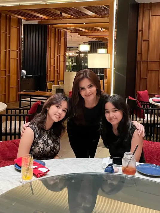 <p>Cut Tari membagikan momen bersama kedua putrinya saat merayakan ulang tahunnya ke 44. Presenter tersebut terlihat seperti kaka adik saat berdampingan dengan anak-anaknya. (Instagram/@cuttaryofficial)</p>