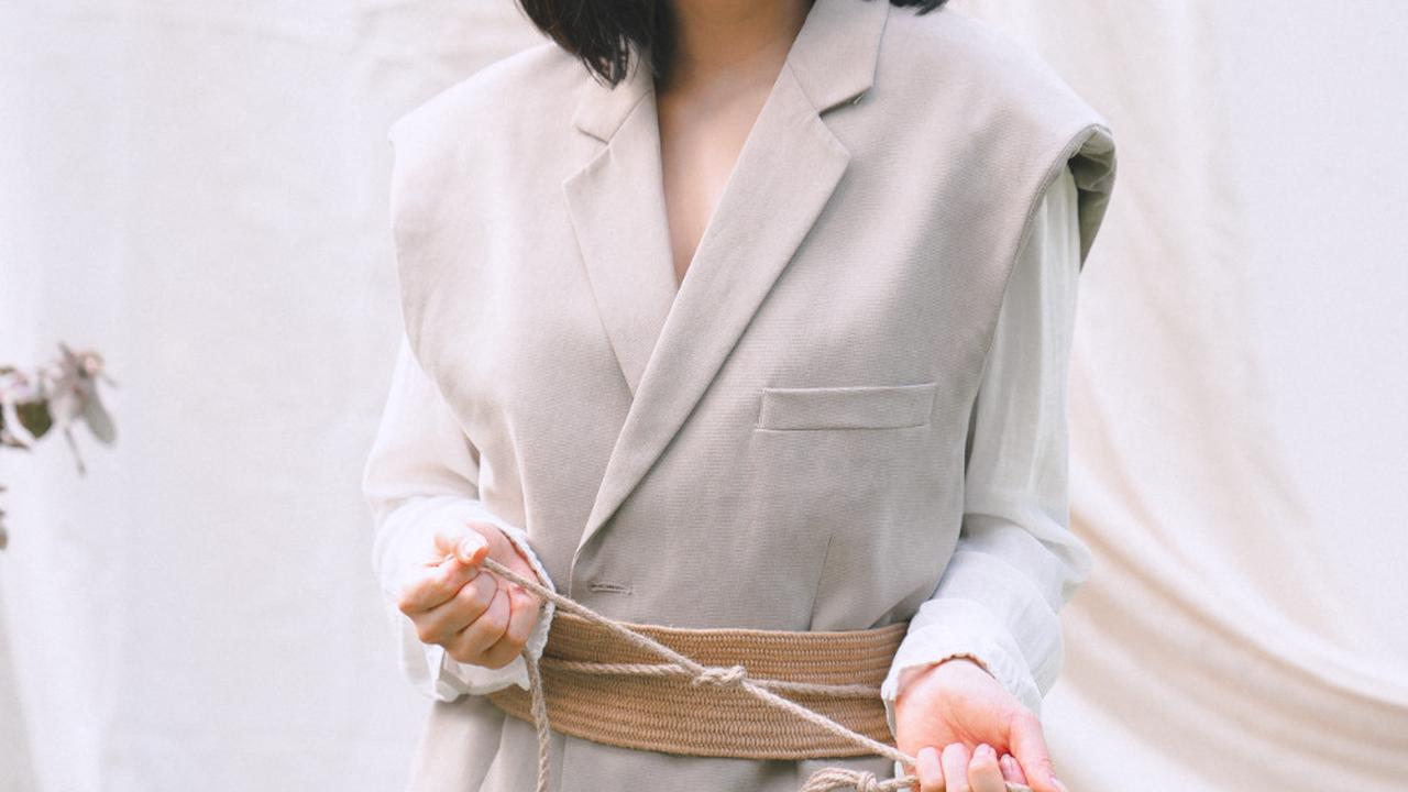 Baju dengan Detail Asimetris