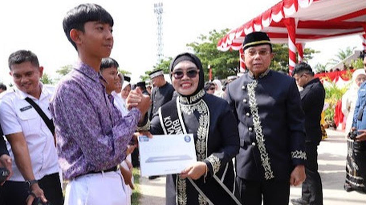 Momentum HUT ke-26, Pemkot Bontang Serahkan Seragam dan Tablet Gratis untuk Siswa