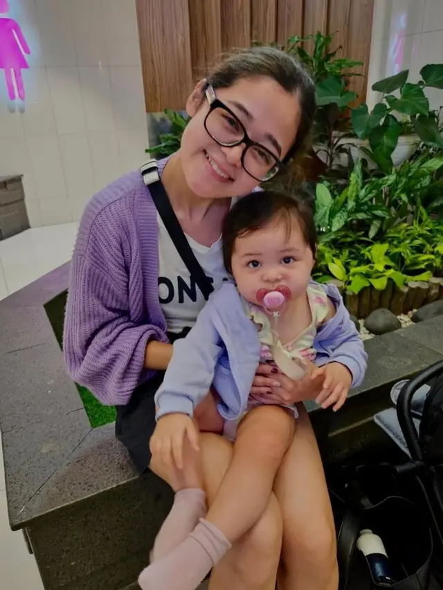 7 Potret Gisela Cindy Waktu Momong Nova, Sayang Banget dengan Keponakan