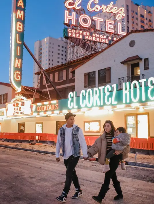 Meski cuaca dingin Chelsea bersama Glenn dan Nastusha terlihat begitu menikmati liburannya. Keluarga tersebut sedang menikmati indahnya jalanan di Las Vegas. (Liputan6.com/IG/@chelseaoliviaa)