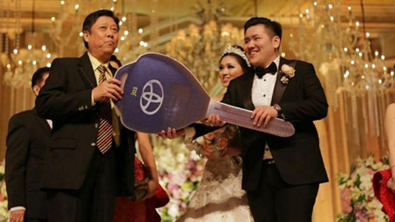 Heboh, Pernikahan Mewah Konglomerat Ini Berhadiah Mobil Bagi Tamu