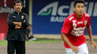 Pelatih Bali United, Indra Sjafri pada duel Bali United versus Persib Bandung di Stadion I Wayan Dipta, Gianyar, Bali, Minggu (21/2/2016). (Bola.com/Peksi Cahyo)