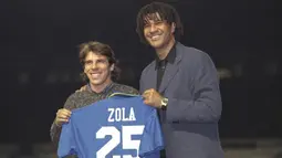Gianfranco Zola. Tujuh tahun membela Chelsea mulai 1996 hingga 2003, 2 trofi Piala FA, 1 Piala Liga dan 1 Piala Winners sukses diraihnya. Atas prestasinya, meski tidak secara resmi memensiunkan jersey bernomor 25 yang dipakainya, sejak 2003 nomor tersebut jadi tak bertuan. (Foto: premierleague.com)