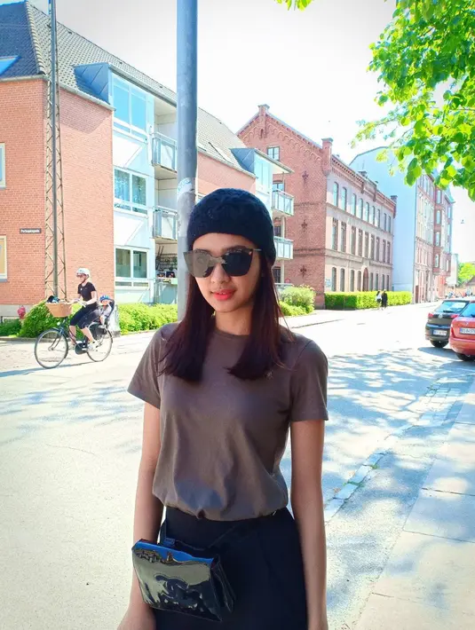 Meski hanya pakai kaos, penampilan Mikha Tambayong tetap terlihat stylish karena didukung dengan kacamata hitam yang dikenakannya. Kupluk warna biru dongker pun mendukung penampilan artis kelahiran 15 September 1994 ini jadi makin menarik. Cantik natural, pesona Mikha Tambayong banjir pujian. (Liputan6.com/IG/@miktambayong)