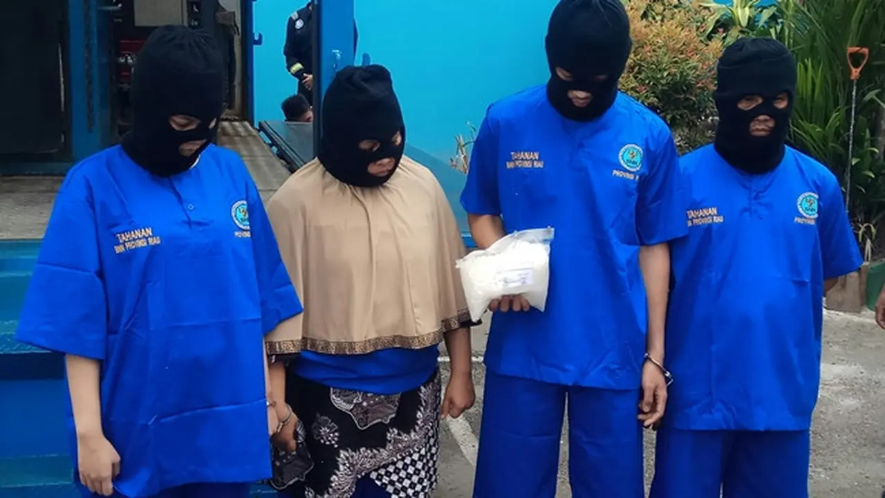 Empat dari lima tersangka satu kilogram sabu yang ditangkap BNN Riau