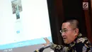 Kuasa hukum Hutomo Mandala Putra, Erwin Kallo menunjukkan akun media sosial asli atas nama kliennya di Jakarta, Kamis (5/10). Mereka menyampaikan hal terkait berita hoax lewat akun palsu yang mengatasnamakan kliennya. (Liputan6.com/Helmi Fithriansyah)
