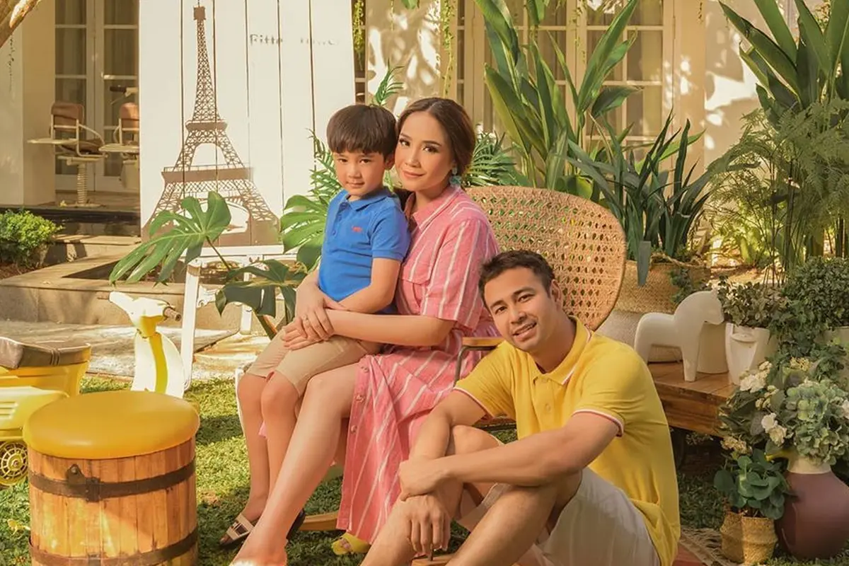 Nagita Slavina, Raffi Ahmad, dan Rafathar. (Foto: Rio Motret dari Instagram @riomotret)