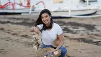 Raline Shah Rela Pungut Sampah di Pantai Demi Lestarikan Lingkungan. (dok.Instagram @ralineshah/https://www.instagram.com/p/CE1zt8vAcPy/Henry)