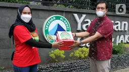 Head of Foods & Beverages PT Unilever Indonesia, Tbk Ari Astuti menyerahkan donasi secara simbolis kepada Kepala Yayasan Al Kahfi Cabang Jakarta Selatan – Lembaga Penyantunan Yatim Piatu dan Dhuafa Johar Indra Surya di Jakarta, (22/2/2022). (Liputan6.com/HO/Ading)