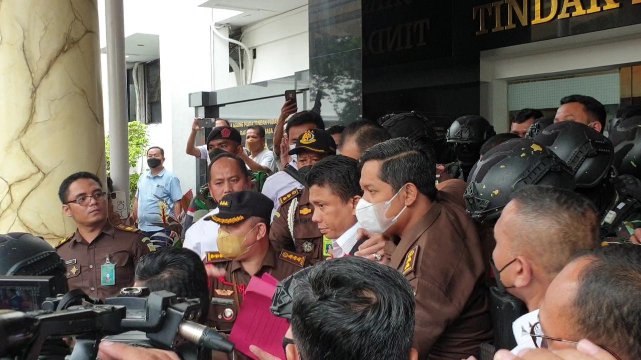 Ferdy Sambo dan Putri Candrawathi dibawa ke Kejaksaan Agung (Kejagung) untuk proses pelimpahan Tahap II atau penyerahan barang bukti dan tersangka kasus kematian Brigadir J (Liputan6.com/Nanda Perdana Putra)