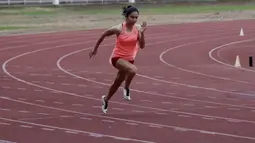 Atlet lari putri Indonesia, Jeany Nuraini, saat latihan di Stadion Madya, Jakarta, Kamis (17/10/2019). Sprinter muda ini akan menjadi salah satu atlet yang akan berlaga di SEA Games 2019. (Bola.com/M Iqbal Ichsan)