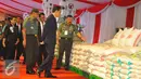 Presiden Jokowi menjiau produk beras dalam pameran Alpalhan dan SP3D di Mabes TNI, Jakarta, Senin (16/1). Presiden Jokowi menilai industri pertahanan Indonesia telah mampu memproduksi alat utama sistem pertahanan sendiri. (Liputan6.com/Angga Yuniar)