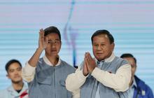VIDEO: Selesai Debat, Prabowo-Gibran Disambut Bendera Merah Projo Bergambar Jokowi