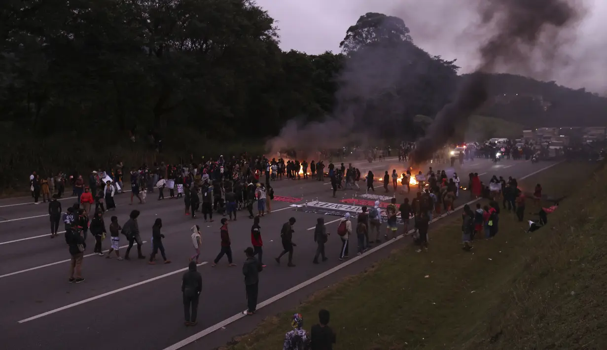 Kelompok masyarakat adat di Brasil pada Selasa memblokir jalan raya dan membakar ban untuk memprotes undang-undang yang diusulkan yang akan membatasi kemampuan mereka untuk memenangkan status perlindungan tanah leluhur. (AP Photo/Ettore Chiereguini)