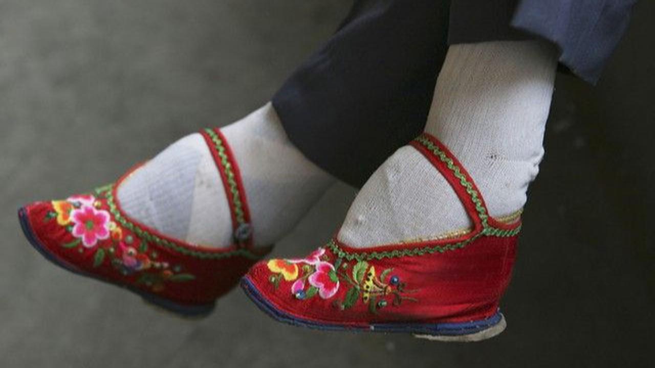 6 Standar Kecantikan Masa Lalu yang Menyakitkan dan Bikin Merinding, dari Kaki Kecil hingga Kuku Panjang