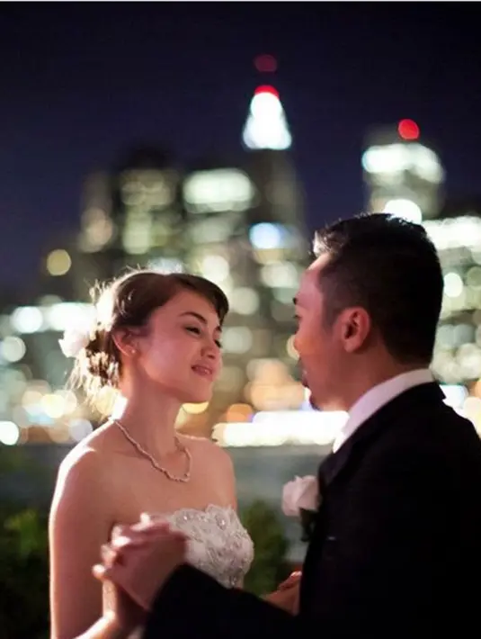 "Kita nggak pernah ada hal (masalah) besar. Paling kalau dia lagi lapar, terus macet. Kalau aku lagi mau dapat (menstruasi), jadi sensi tanpa alasan," ujar Rianti Cartwright sambil tersenyum di Senayan City, Jakarta, Kamis (21/9/2017). (Instagram/riantic)