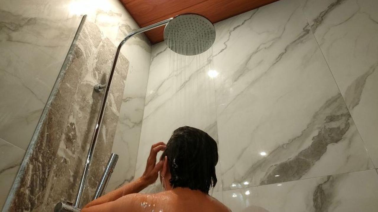 Tahukah Anda? Dokter Kulit Ungkap Dampak Sering Mandi Bisa Rusak Lapisan Pelindung Kulit