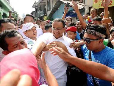 Warga mengerumuni Cagub DKI Jakarta, Anies Baswedan (tengah) jelang sosialisasi di kawasan Jatipulo, Palmerah, Jakarta, Rabu (15/3). Dihadapan warga, Anies mensosialisasikan rencana program kerjanya jika terpilih. (Liputan6.com/HelmiFithriansyah)