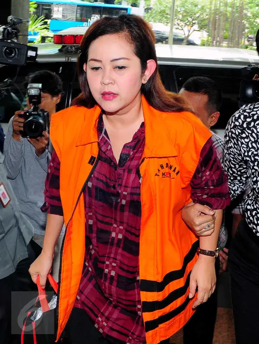 Staff anggota DPR, Julia Prasetyarini tiba di Gedung KPK untuk menjalani pemeriksaan, Jakarta, Rabu (2/3/2016). Julia diperiksa sebagai saksi dalam kasus dugaan korupsi di Kementerian PUPR tahun anggaran 2016. (Liputan6.com/Helmi Afandi)