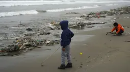 Warga meminta pihak berwenang membersihkan sampah yang mencemari pantai itu.(AP Photo/Martin Mejia)
