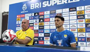 Pemain Persib Bandung, Federico Barba (kanan), dan sang pelatih, Bojan Hodak, dalam sesi konferensi pers, Jumat (26/12/2025), menjelang laga melawan PSM Makassar.  (Bola.com/Erwin Snaz)