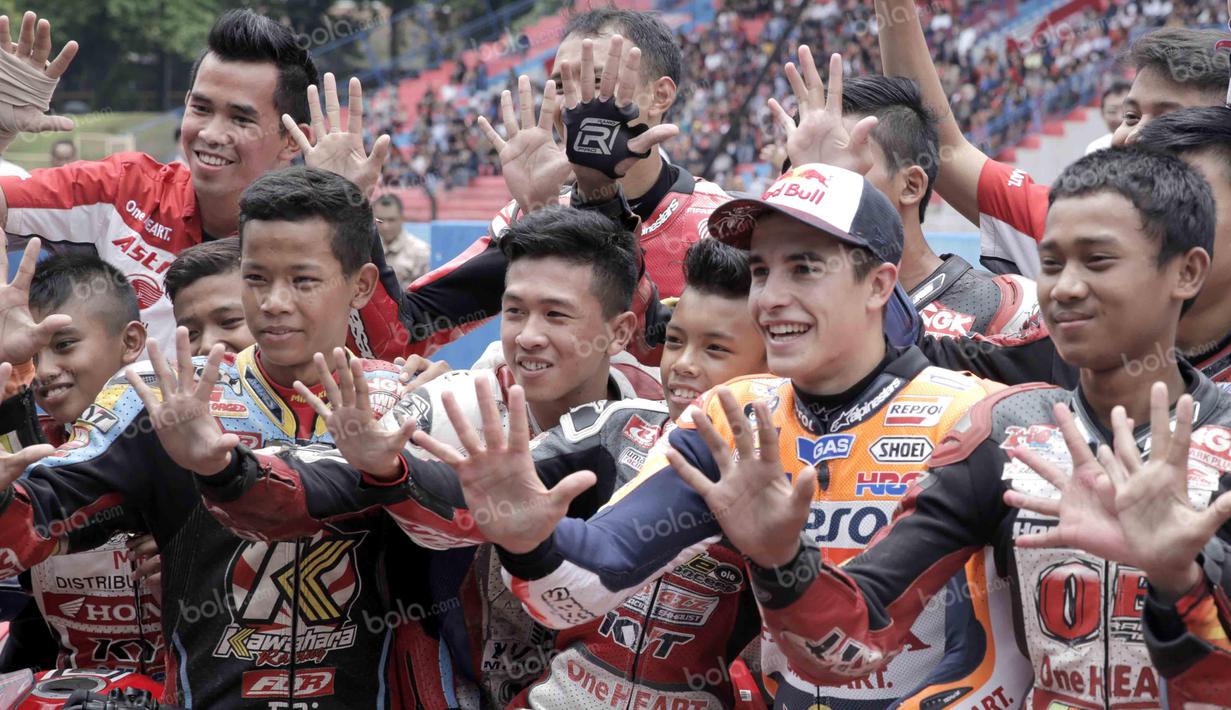 Marc Marquez berfoto bersama dengan para siswa Astra Honda Racing School pada coaching clinic di Sirkuit Sentul, Bogor, Jawa Barat, Selasa (25/10/2016). (Bola.com/Reza Bachtiar)