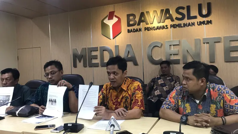 Lembaga Advokasi Hukum Indonesia Raya Partai Gerindra melaporkan Walikota Makassar Danny Pomanto ke Badan Pengawas Pemilu (Bawaslu RI). (Liputan6.com/Yunizafira)