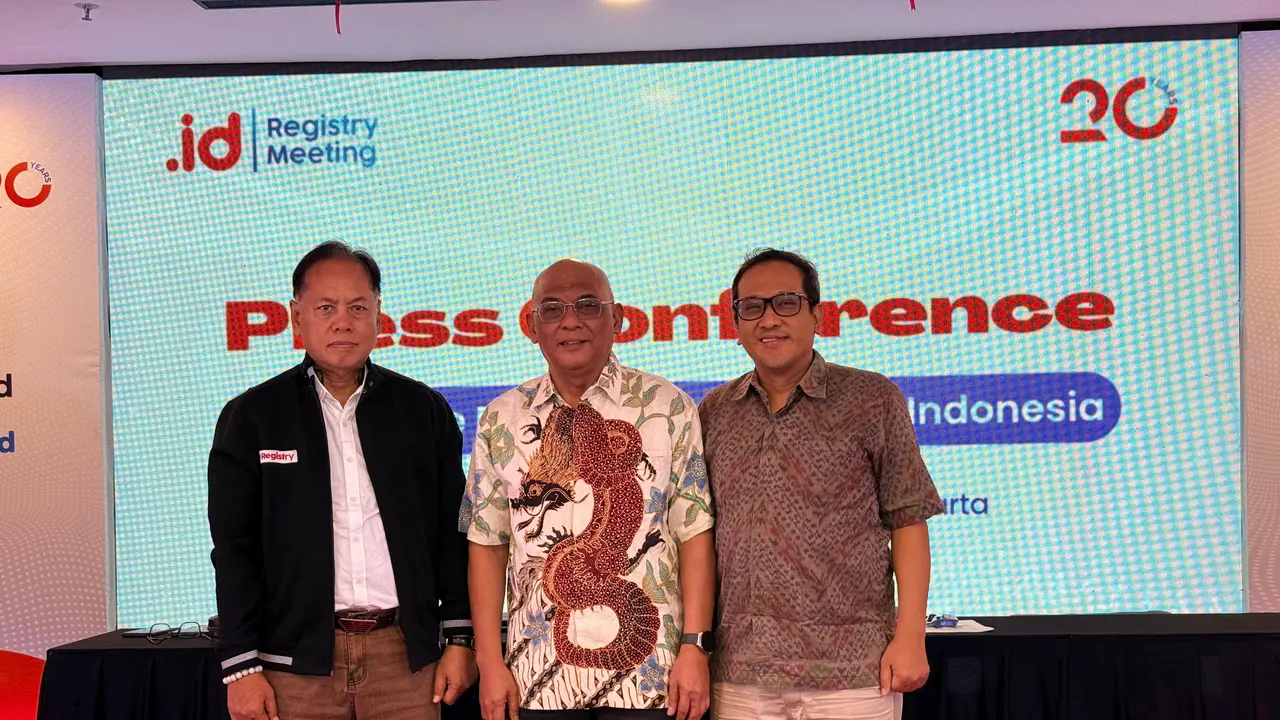 Wakil Ketua PANDI bidang organisasi dan keuangan, Andi Muhammad Natsir Amal; Ketua PANDI, Isnawan Aslam; Wakil Ketua PANDI bidang Teknis dan Administrasi Registri, Ery Puntha Hendraswara