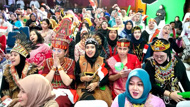Warna-warni baju adat dari berbagai daerah di Indonesia menyemarakkan suasana peringatan Hari Kartini di kantor Kementerian Sosial (Kemensos), Senin,21 April 2025. (Istimewa)