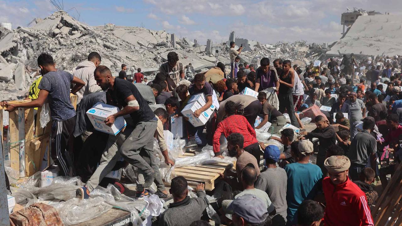 FOTO: Di Tengah Gencatan Senjata, Warga Gaza Berebut Bantuan Bahan Makanan untuk Bertahan Hidup