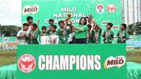 Business Executive Officer Beverages Business Unit PT Nestl&eacute; Indonesia Mirna Tri Handayani menyerahkan piala kepada SSB Asybar Rembang, Jawa Tengah juara U-11 MILO National Championship 2023 di Stadion Gelanggang Mahasiswa Soemantri Brodjonegoro, Jakarta, Minggu (26/2/2023). (Istimewa)