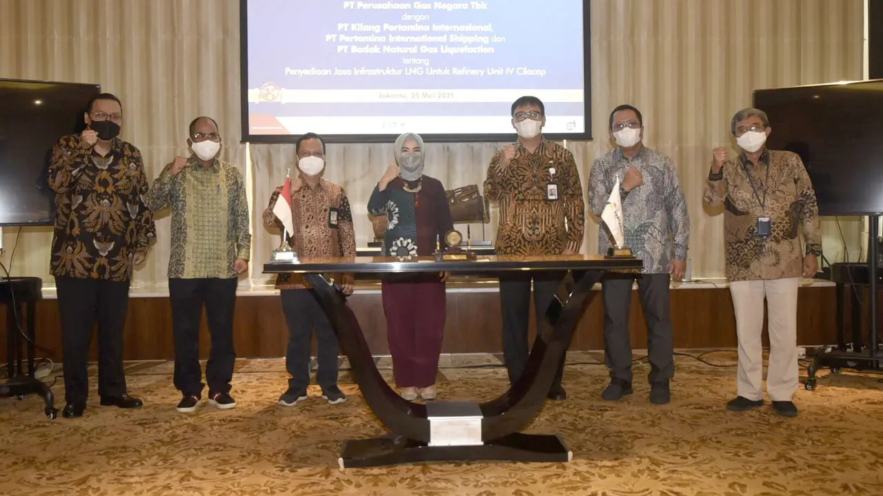 Penandatanganan Heads of Agreement bersama PT Perusahaan Gas Negara Tbk (PGN) dan PT Pertamina International Shipping (PIS) dalam bagian proyek gasifikasi RU IV Cilacap.