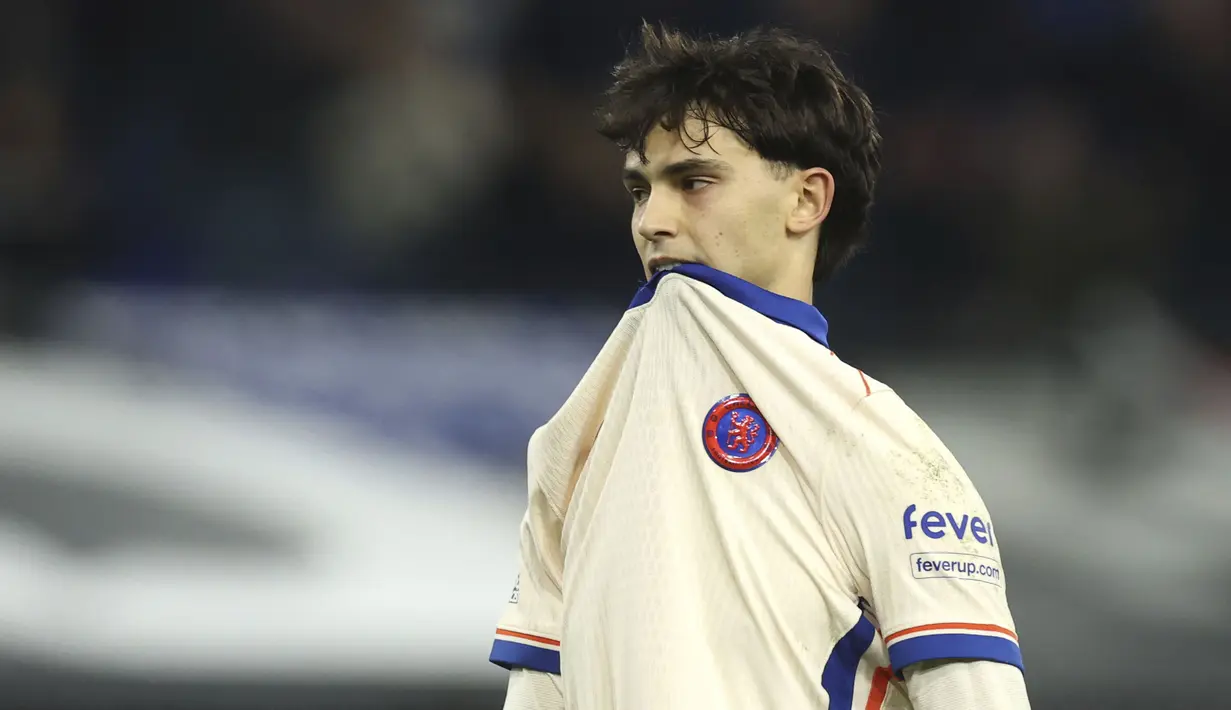 Pelatih Chelsea, Joao Felix menggigit jerseynya setelah gagal mencetak gol ke gawang Ipswich Town pada laga lanjutan Liga Inggris 2024/2025 di Portman Road, Ipswich, Inggris, Selasa (31/12/2024) dini hari WIB. (AP Photo/Richard Pelham)
