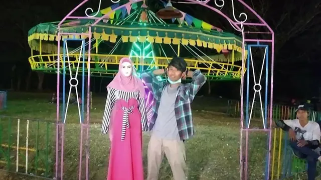 7 Momen Kocak Pacaran dengan Manekin di Pasar Malam Ini Bikin Geleng Geleng